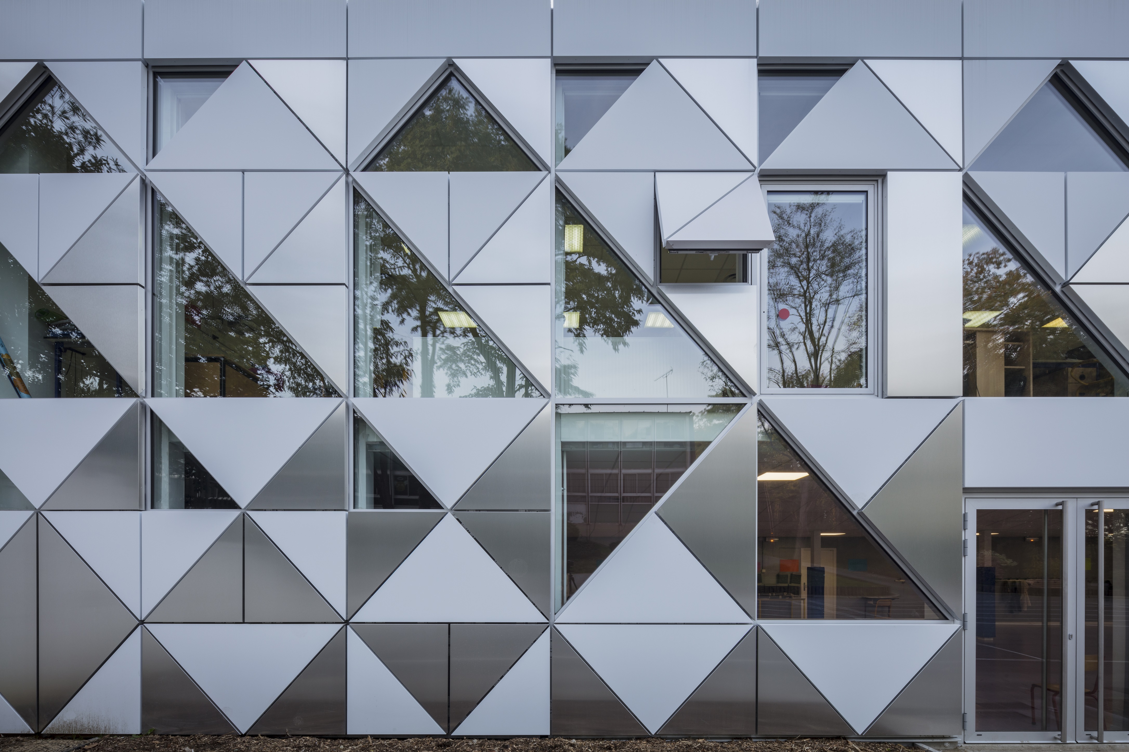 Les cassettes « Alucobond » ont permis de dessiner des volumes triangulaires dans deux couleurs différentes. Ces cassettes donnent l’effet d’un double relief à la façade et valorisent ainsi l’aspect visuel. ©Design Crew for Architecture / Photographe Guillaume Guerin