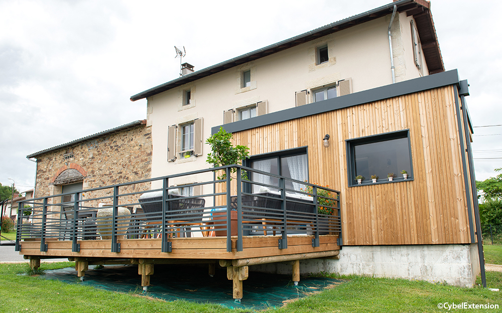 Reportage – Extension contemporaine en bois et aluminium avec terrasse sur pilotis, sur une maison traditionnelle de Limoges