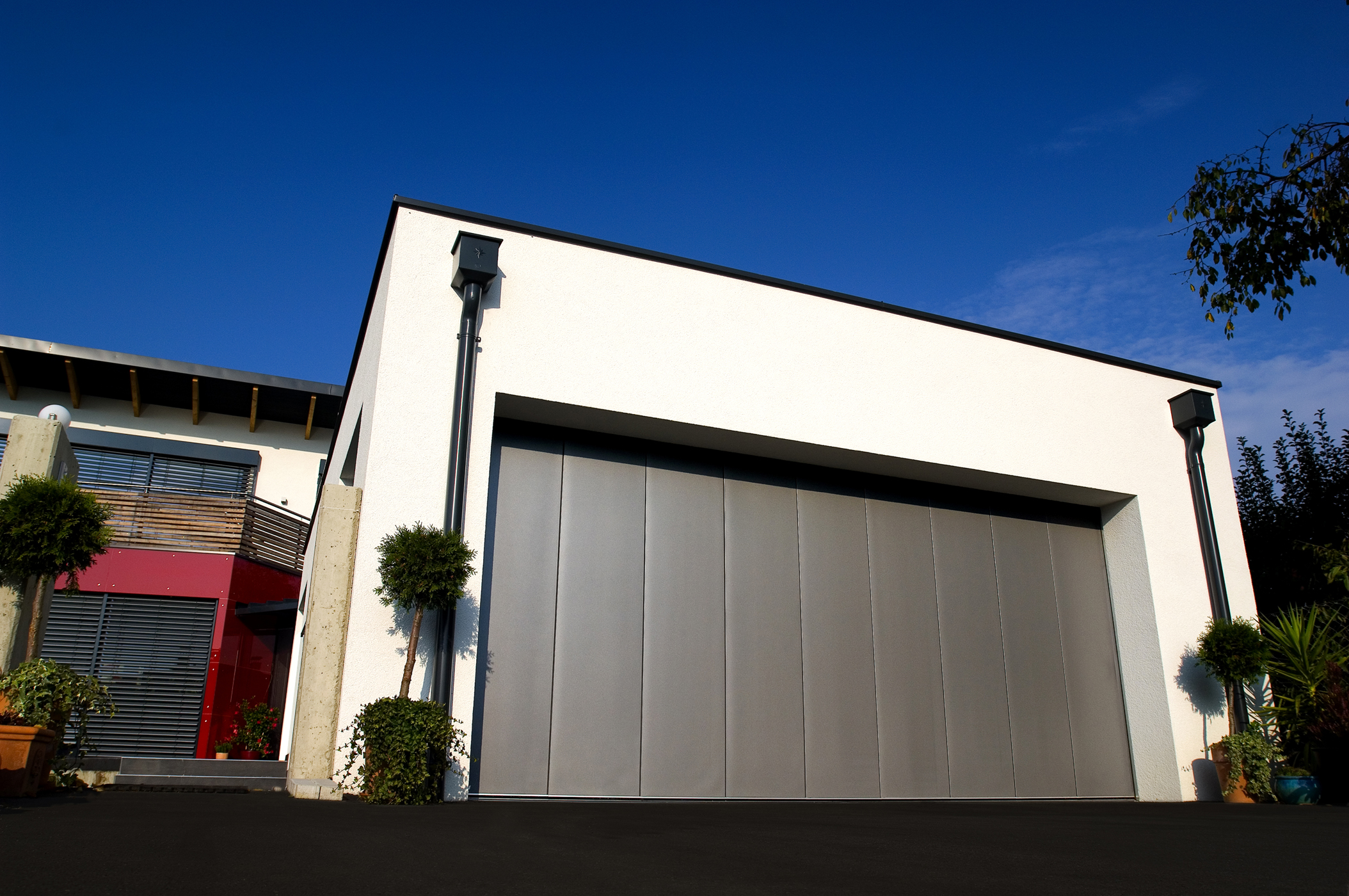 Nouvelle gamme de portes de garage aluminium SOPROFEN, la personnalisation sans concession