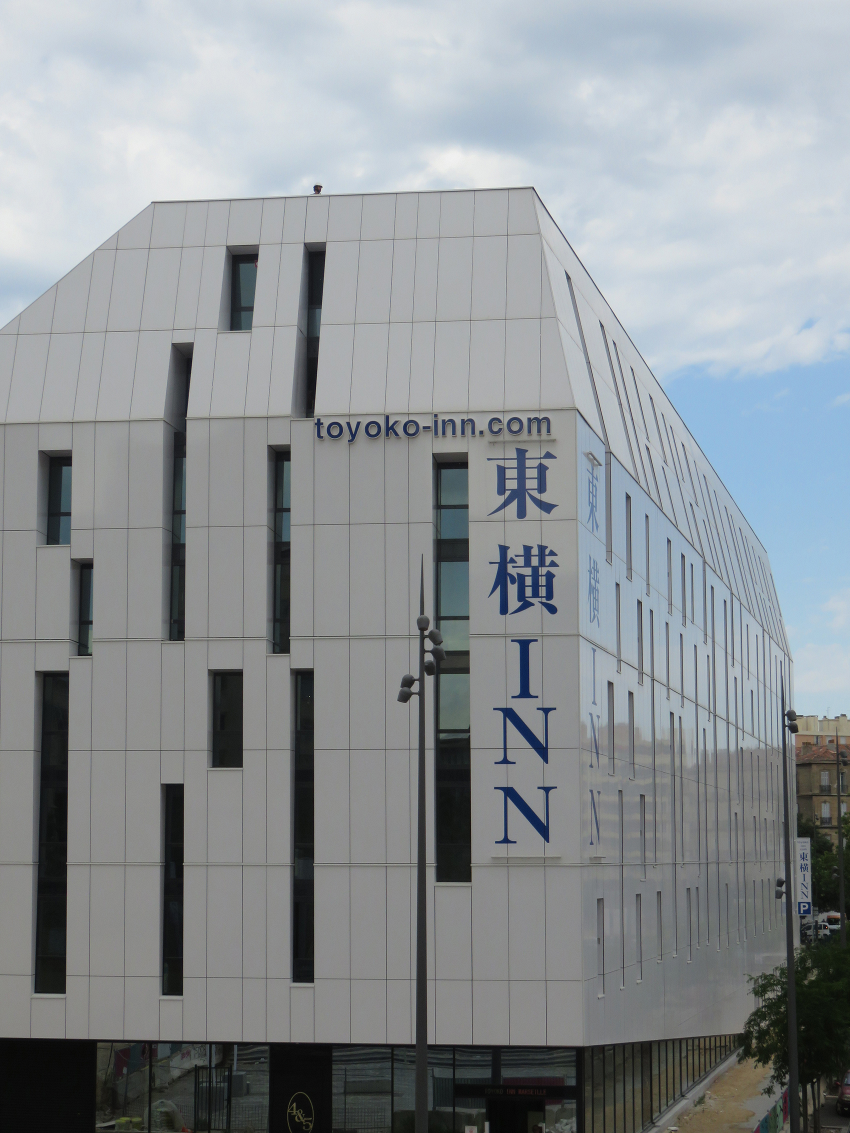 Pour son premier hôtel en France, la chaîne hôtelière nippone Toyoko Inn choisit les performances acoustiques du système FRIAPHON® de GIRPI