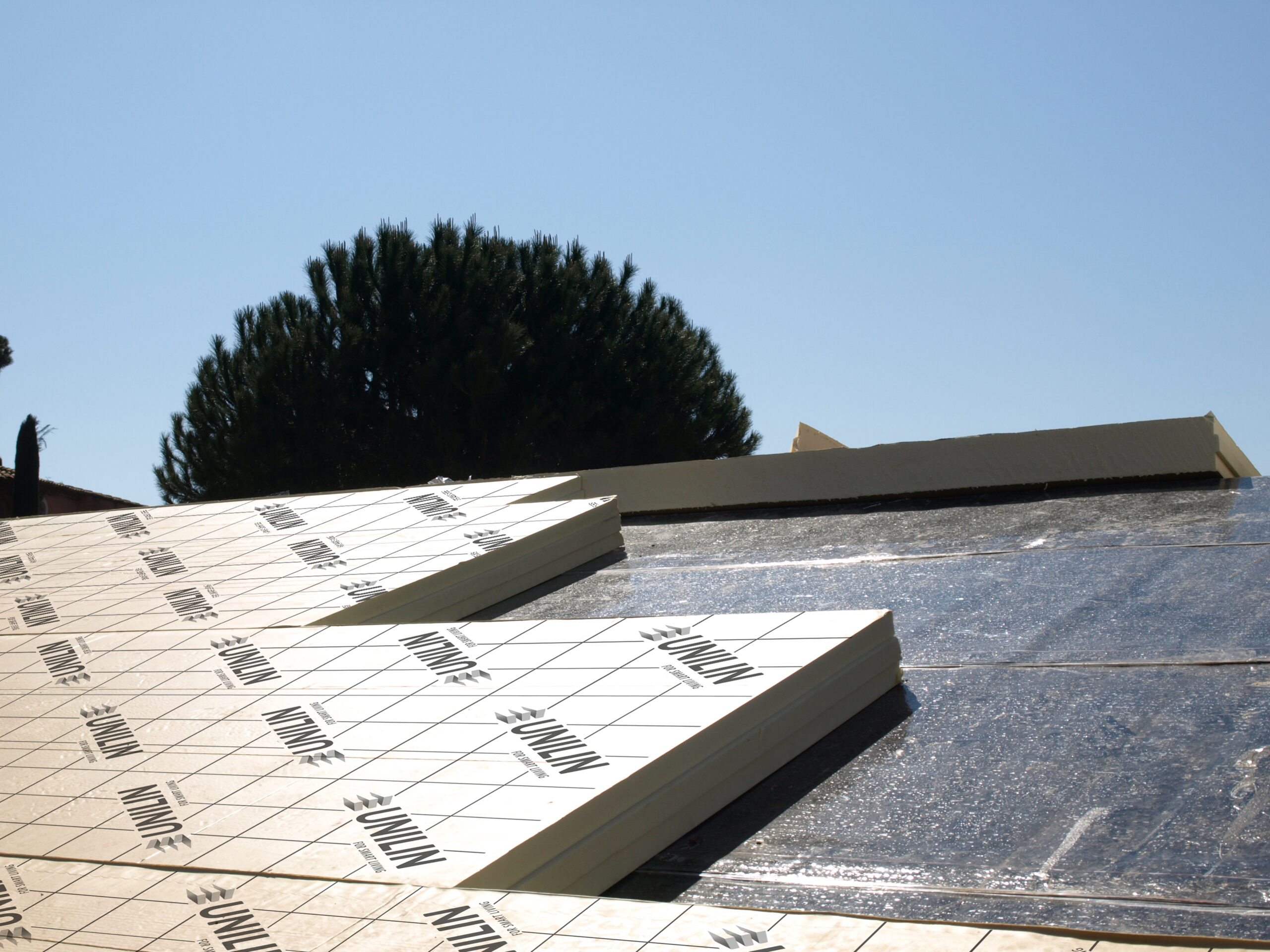 EXTERIO, la nouvelle gamme de solutions d'isolation par l'extérieur pour toitures en pente d'UNILIN Insulation