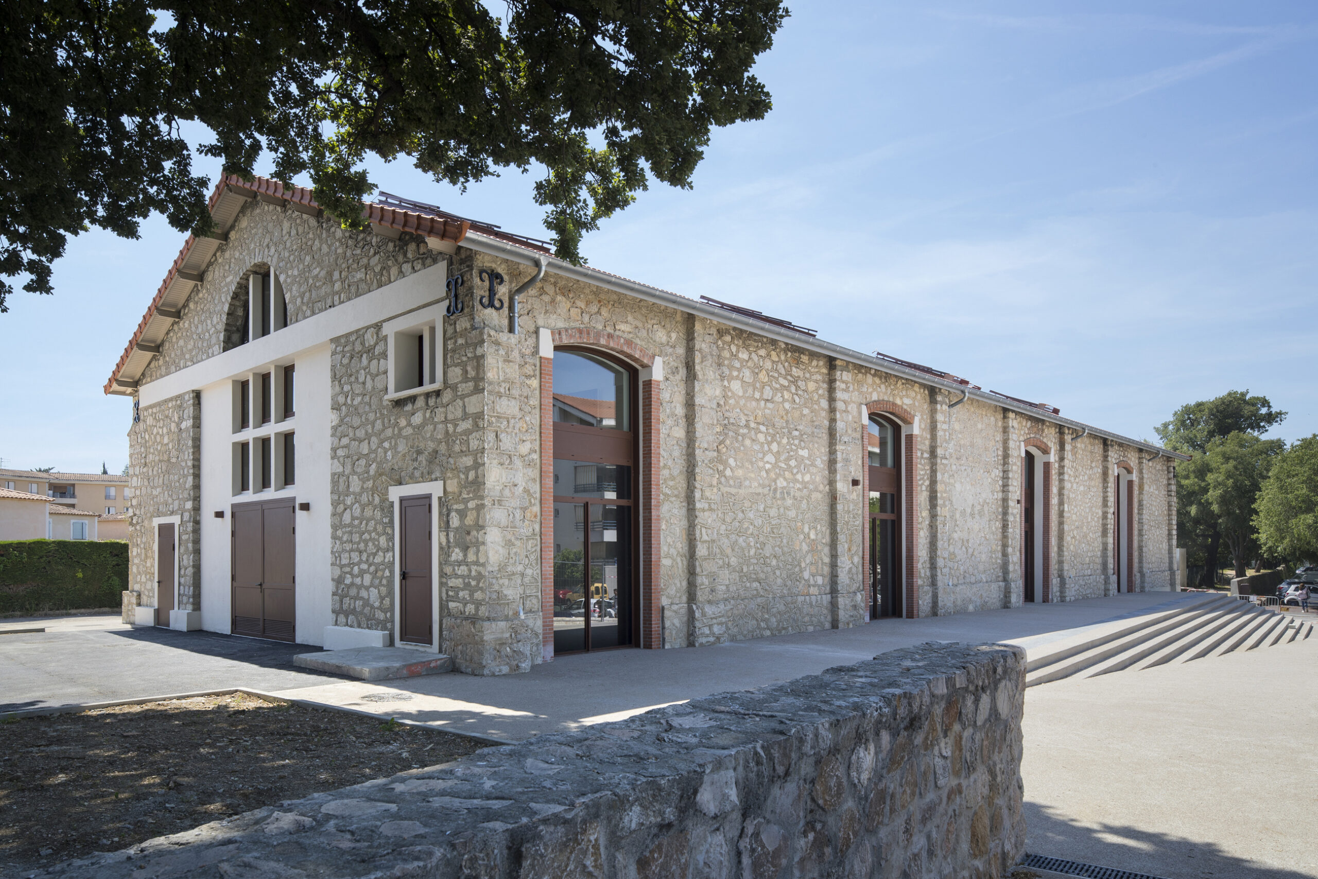 A Mouans-Sartoux (06), un bâtiment industriel réhabilité en Centre Associatif avec les menuiseries KAWNEER s'ouvre à la jeunesse