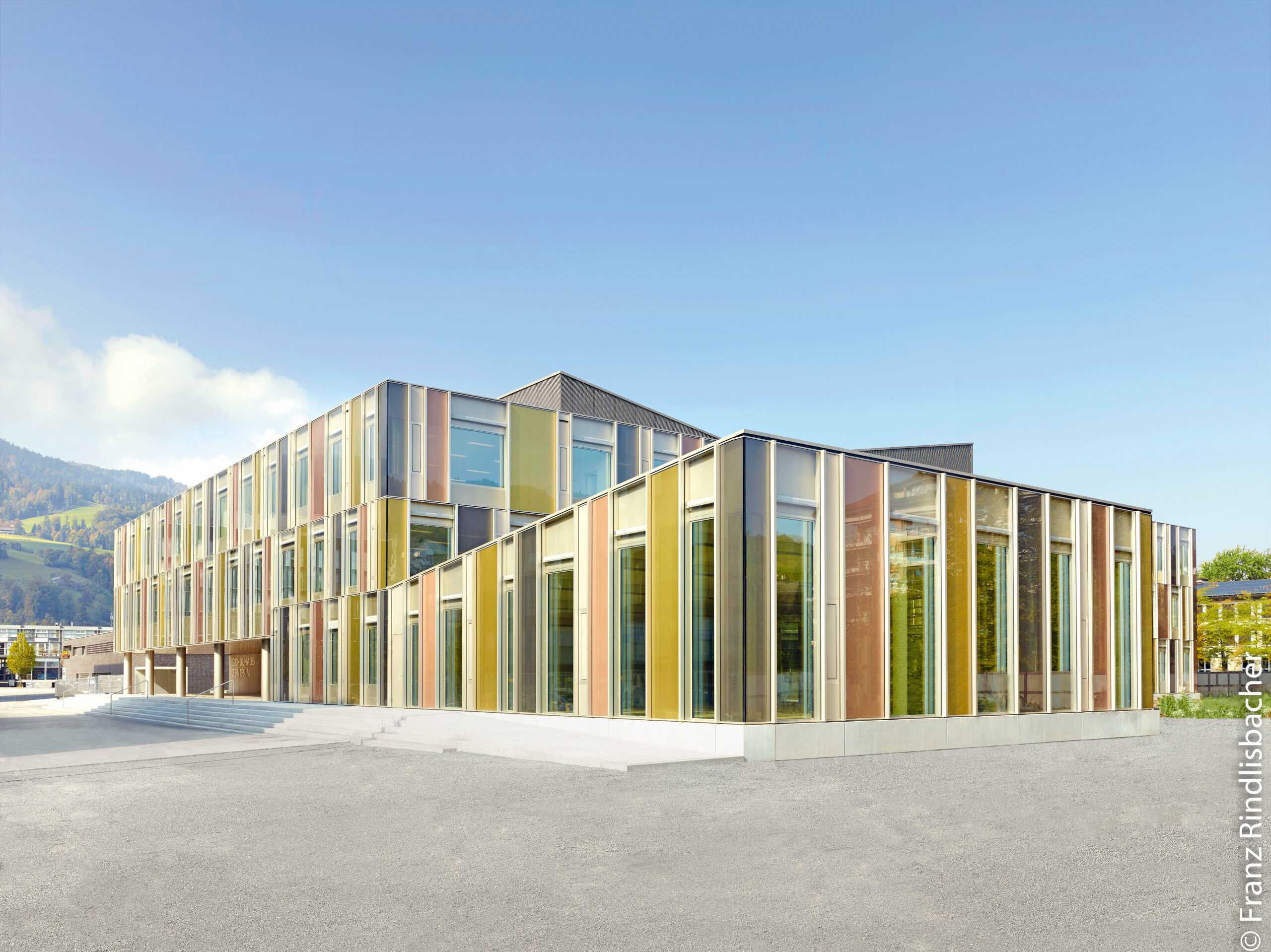 En Suisse, avec la rénovation de l'école secondaire d'Horw, la façade CCF de WICONA entre dans la cour des grands..