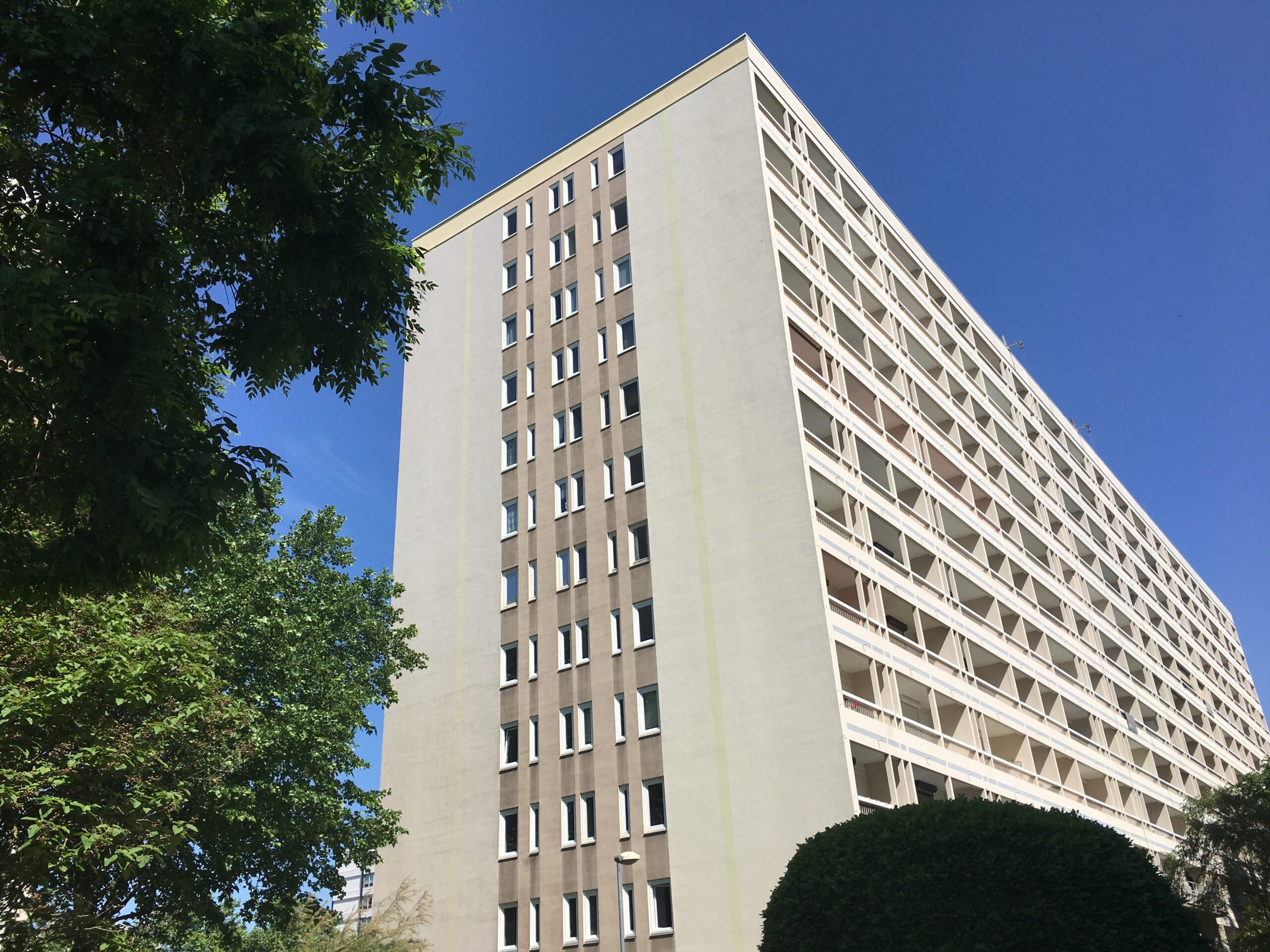 COPROPRIÉTÉ DE LA PERRALIÈRE À VILLEURBANNNE (69) —  UN CHANTIER D’ENVERGURE POUR LES ZELLES AVEC 4 000 MENUISERIES POSÉES EN 2 ANS