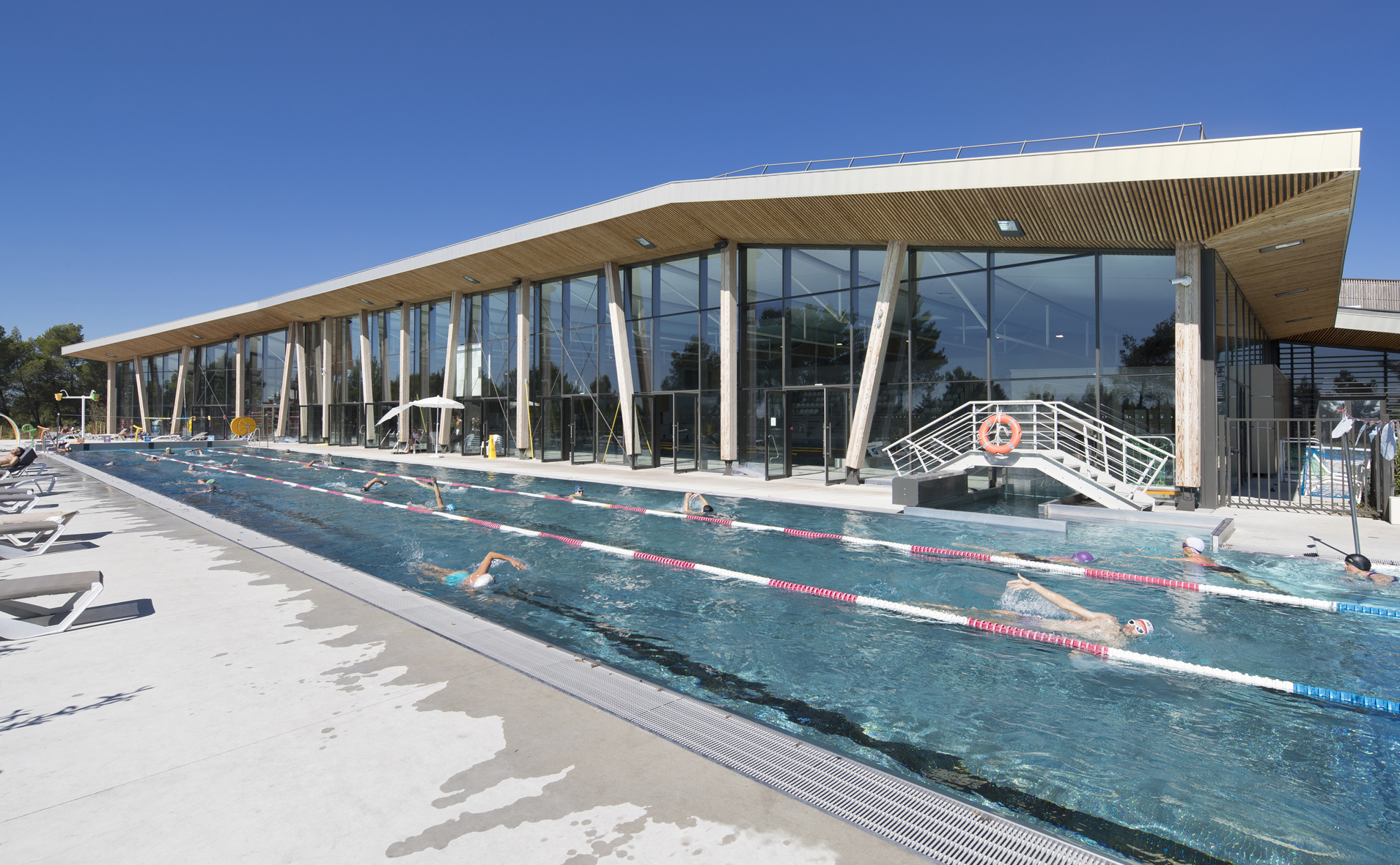 Mur-rideau KAWNEER pour la piscine de Venelles