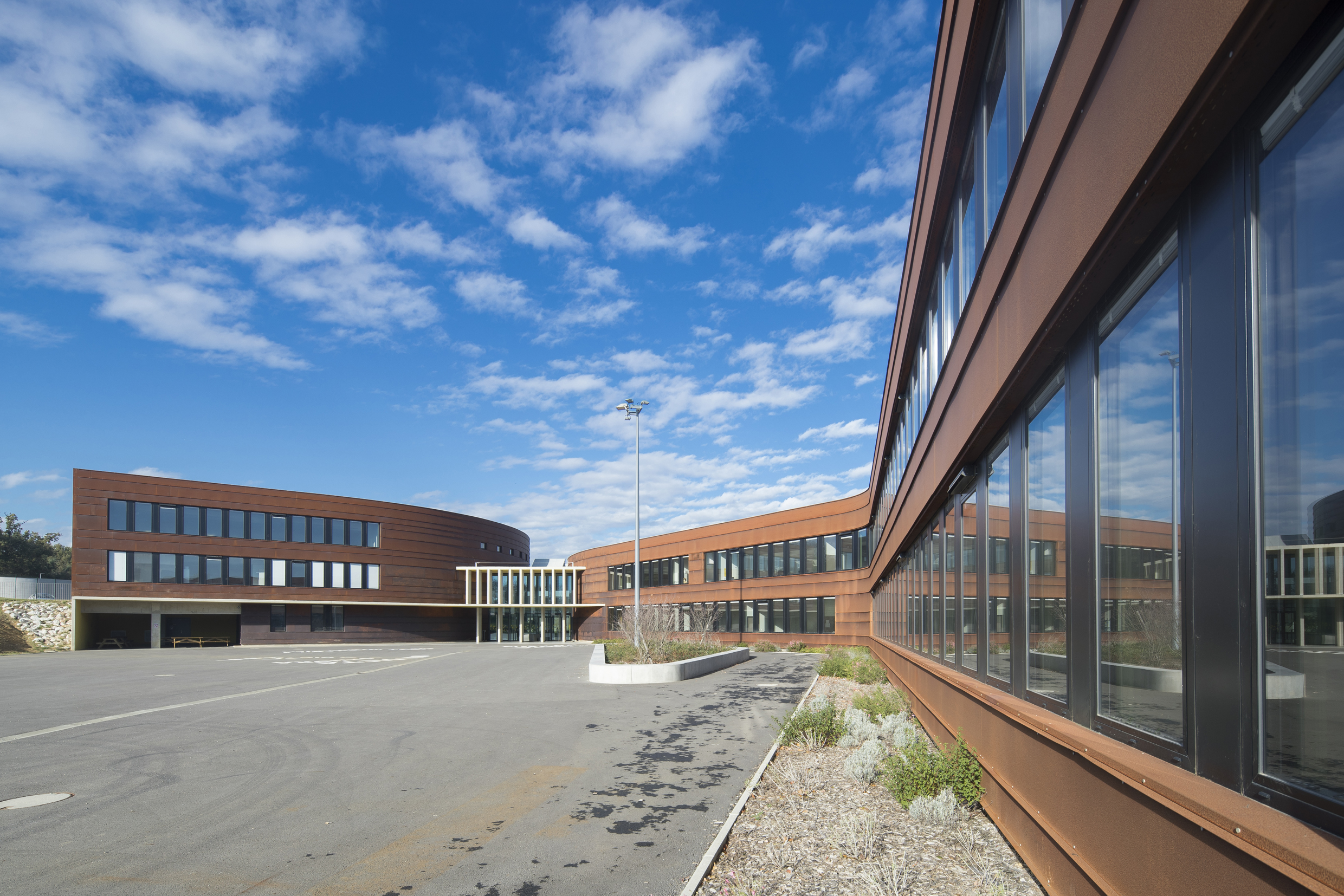 La fenêtre respirante KALORY'R de KAWNEER contribue aux performances énergétiques des établissements scolaires