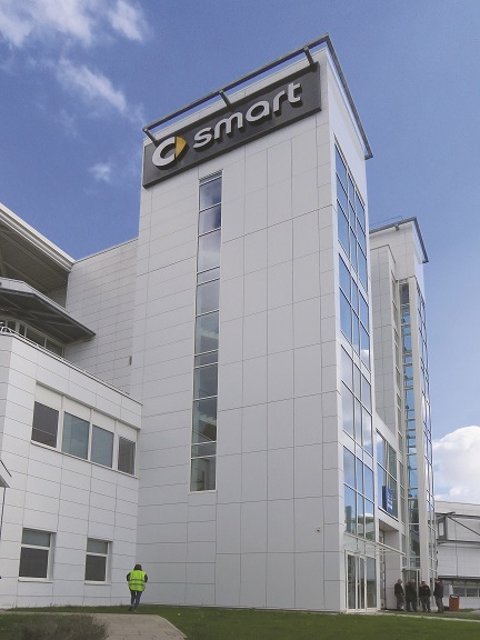 Le bardage Bluetek Composite illumine les façades des tours de l'usine smart à Hambach (57)