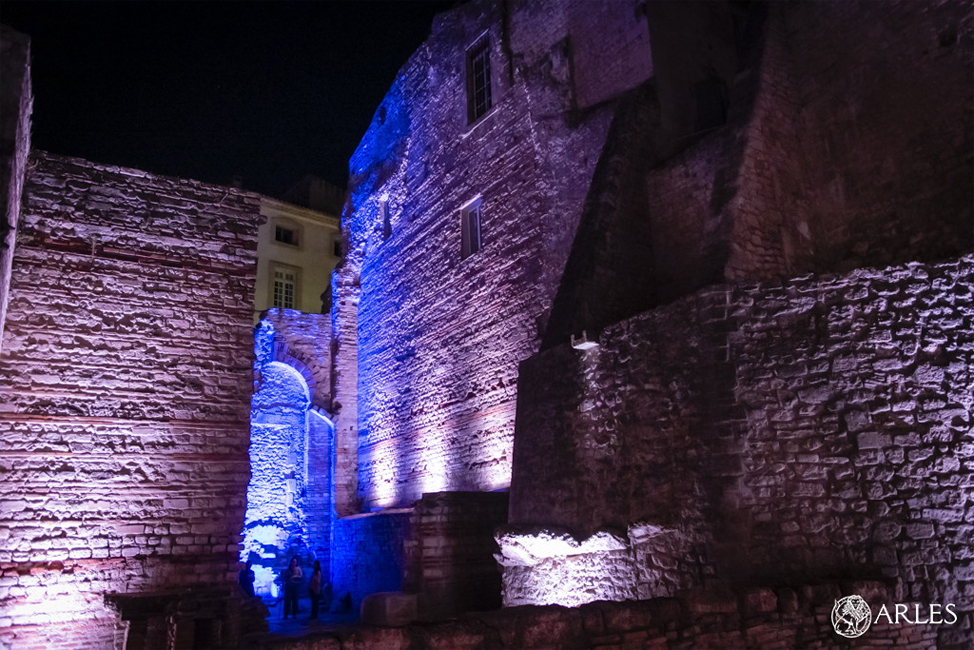 Festival ON Arles : Sylvania, partenaire de la création lumière immersive orchestrée par Timothé Toury dans les thermes de Constantin