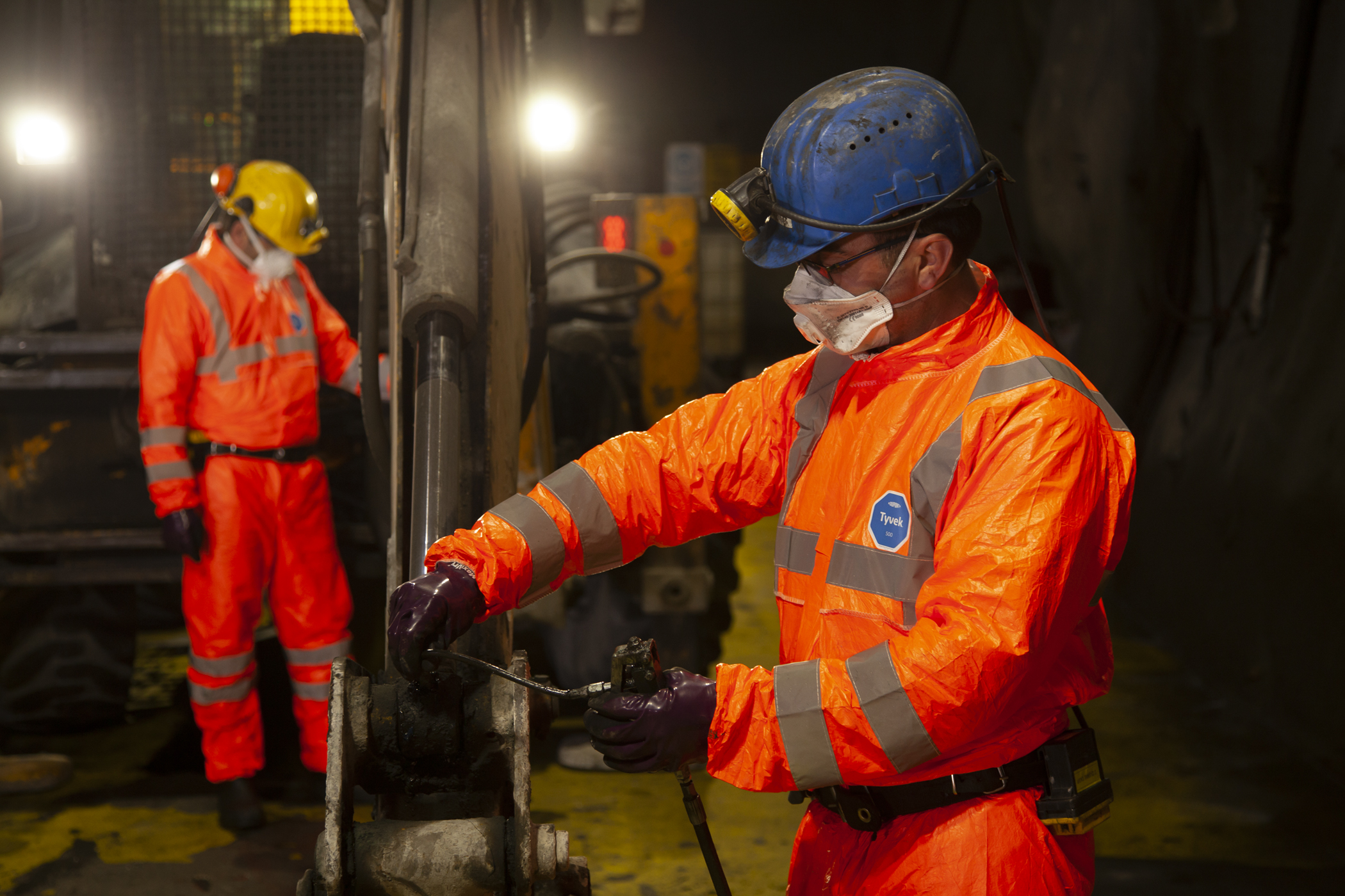 Les combinaisons DuPont™ Tyvek® choisies par ETI Bakir pour contribuer à la sécurité de ses travailleurs dans les mines de cuivre