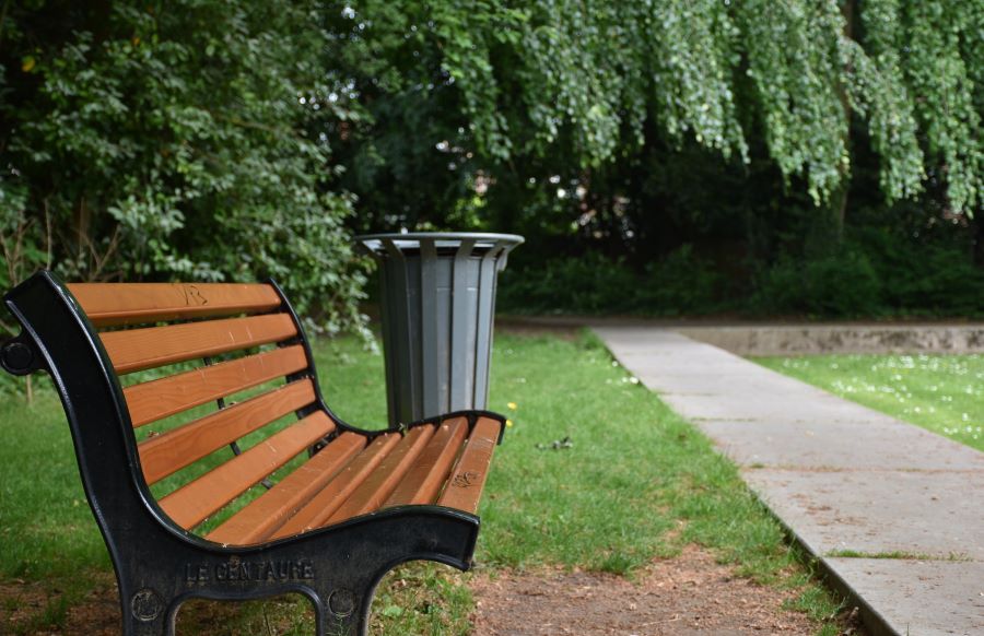 Banc public dans un parc en milieu urbain