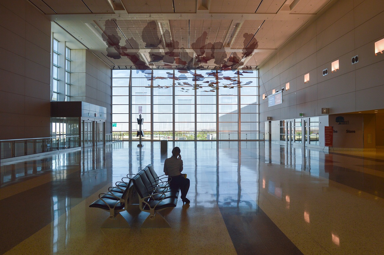 Personne assise dans un hall d'aéroport