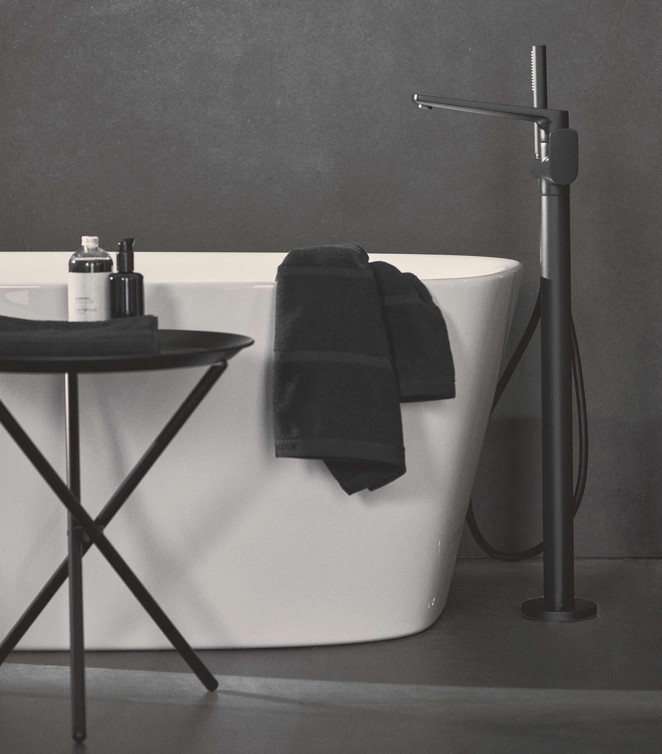 Robinetterie, céramique, parois de douche, meubles : osez la différence avec la nouvelle finition Noir Mat d'Ideal Standard