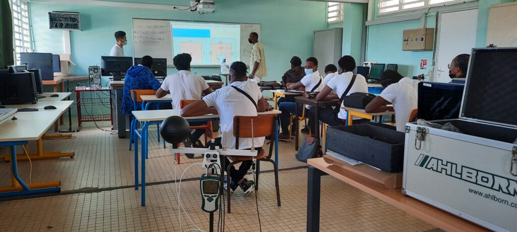 Température taux d’humidité et vitesse de l’air relevées à l’aide de sondes dans une salle de classe