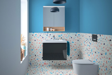 Un espace toilette raffiné avec un wc Geberit, sol en terrazzo multicolore et murs bleus