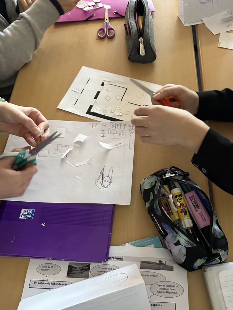 MAKE Better en intervention dans les collèges pour présenter les métiers du bâtiment. Collégiens qui découpent des meubles pour aménager un espace sur plan.