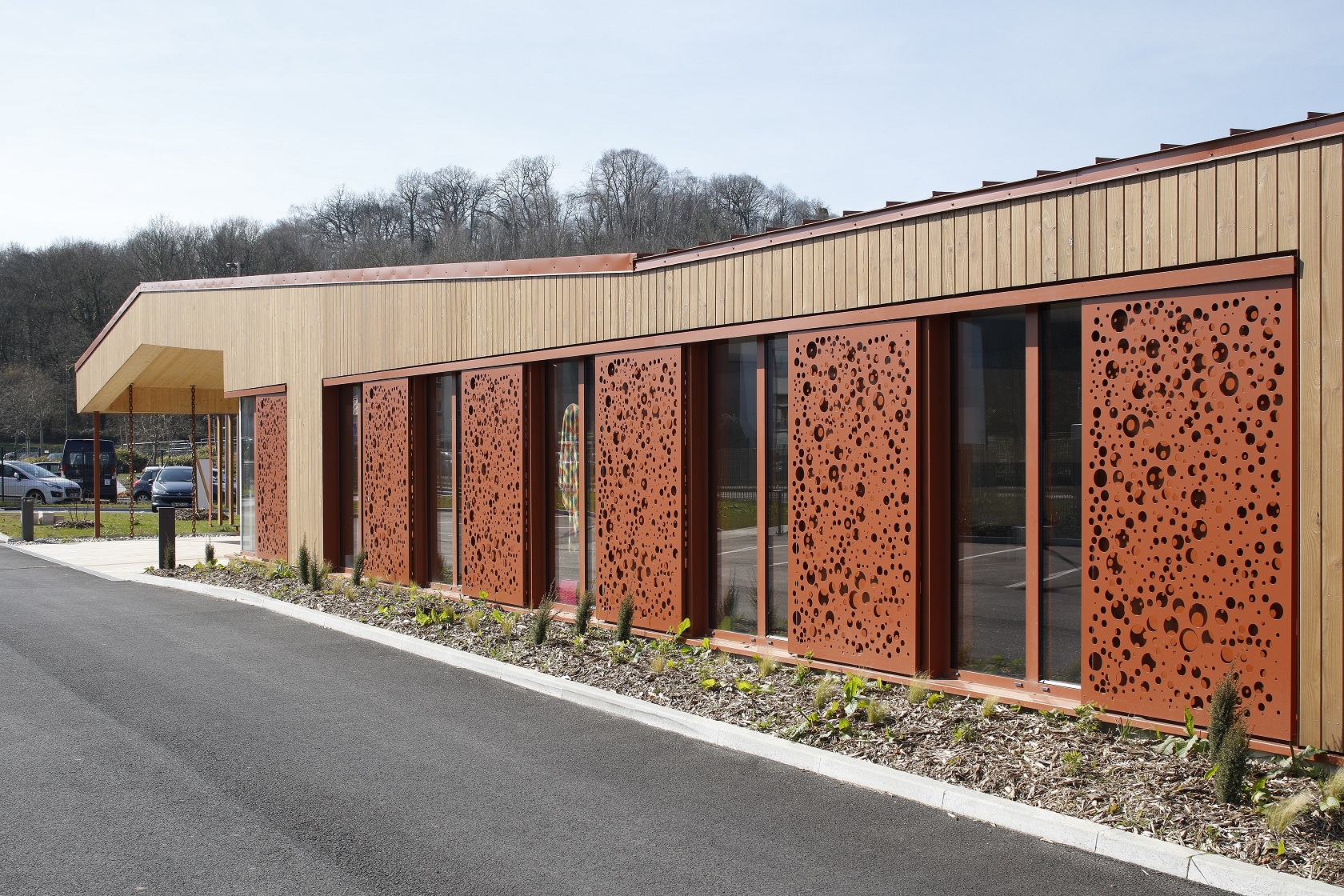 EHRET covers the facades of the new day clinic in Monchy-Saint-Eloi (60) with elegant shutters