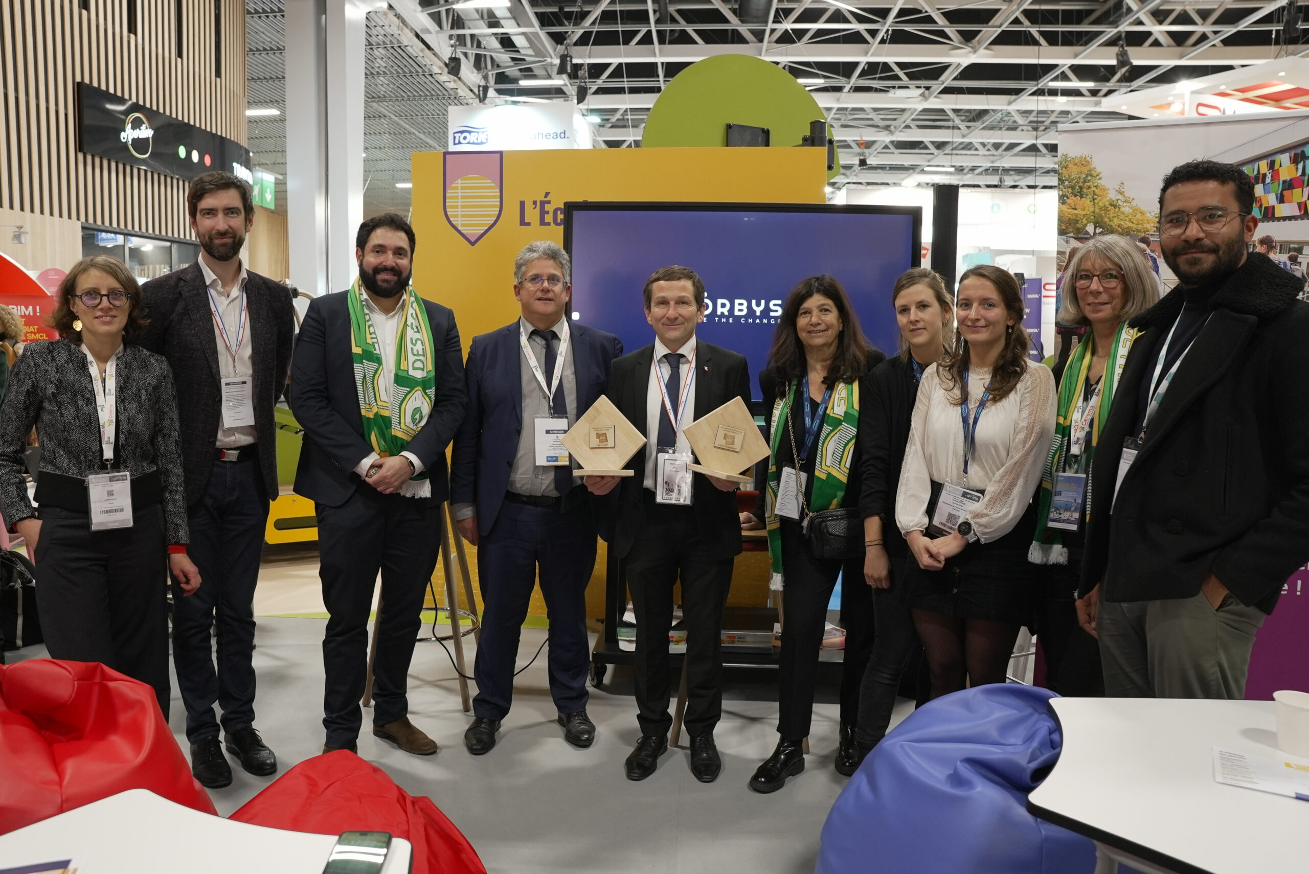 Julien Smati, Maire de Rillieux la pape, a reçu le prix hier au salon des Maires lors de la cérémonie.