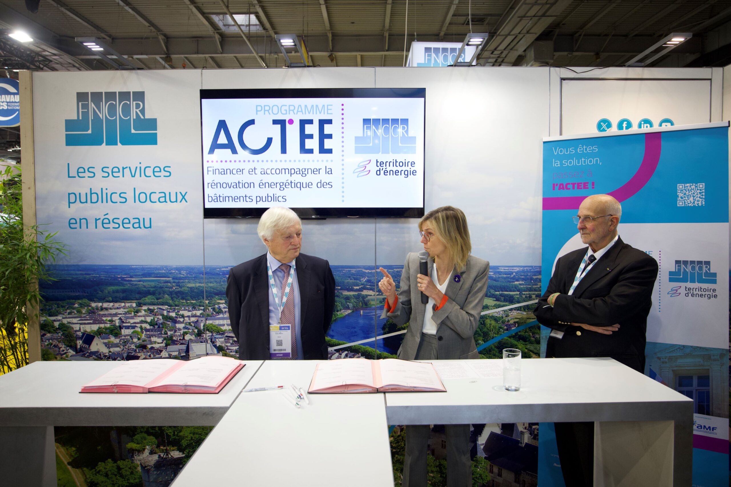 Xavier Pintat, président de la FNCCR, Agnès Pannier-Runacher, Ministre de la Transition Energétique, et Guy HOURCABIE 1er Vice-Président Délégué de la FNCCR light