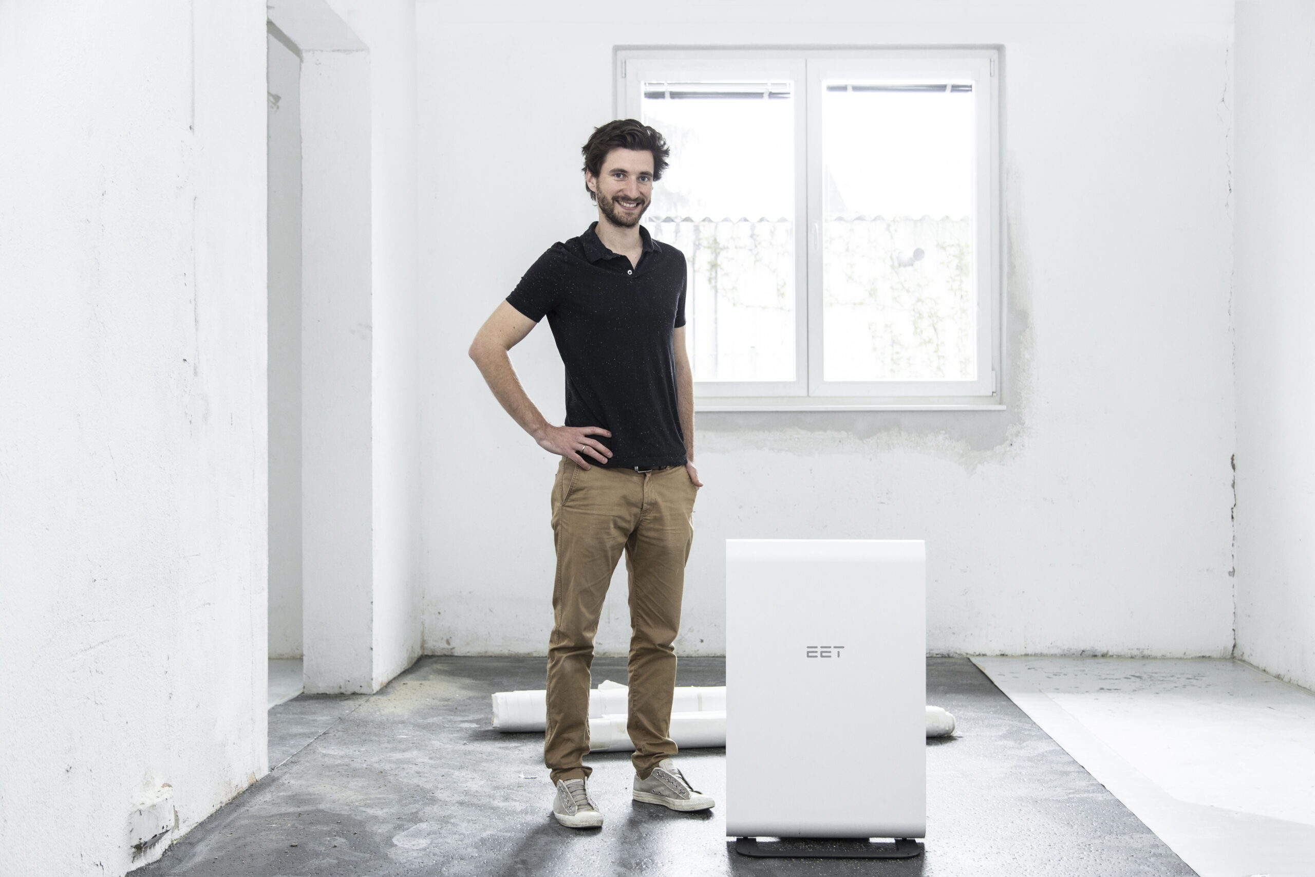 Christoph Grimmer, CEO et co-fondateur de EET Solaire, avec la batterie SolMate Christoph Grimmer, CEO et co-fondateur de EET Solaire, avec la batterie SolMate