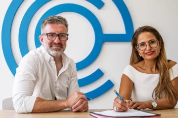Conor O'Riain et Angélique Gasmi signe iun partenariat de soutien aux familles monoparentales